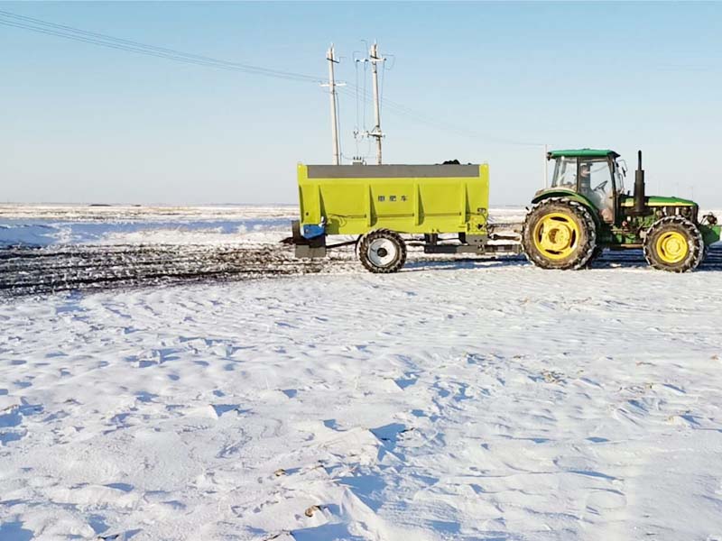 有机肥撒肥机施肥机作业现场